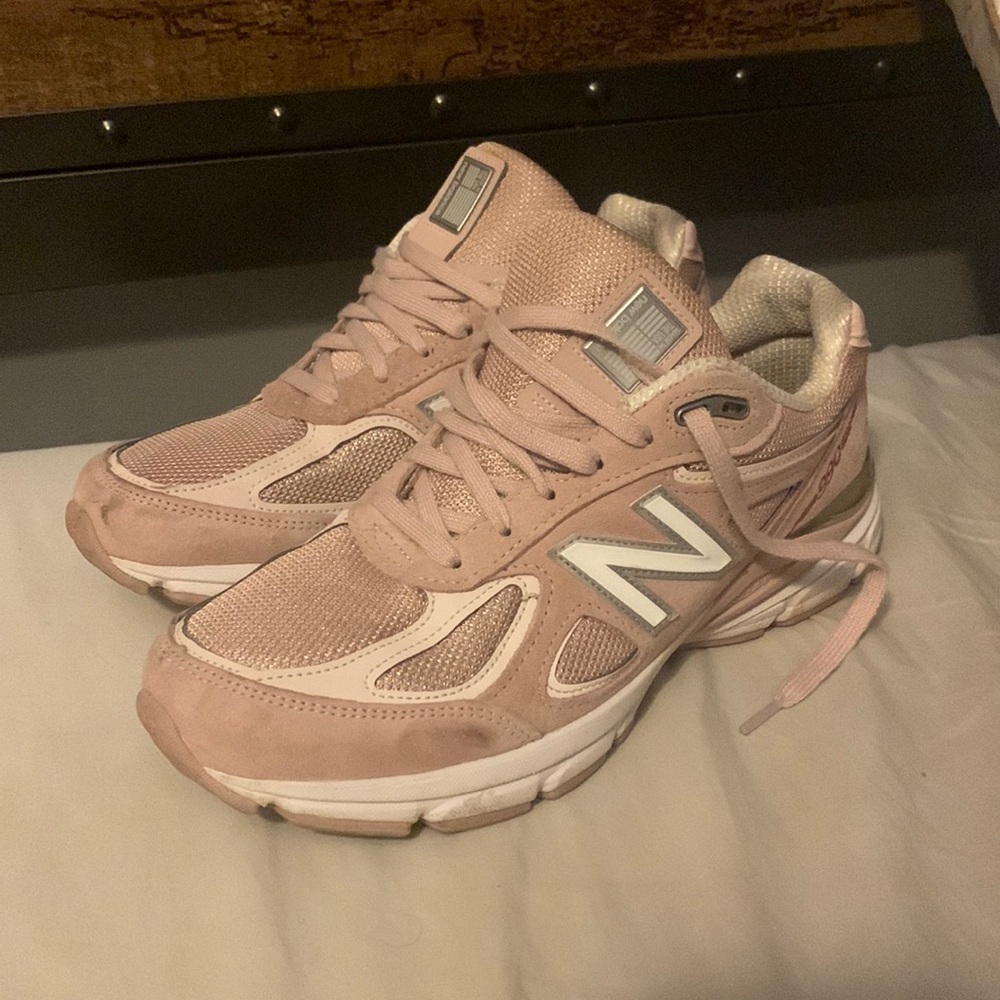 New Balance 990v4 “Pink Ribbon”